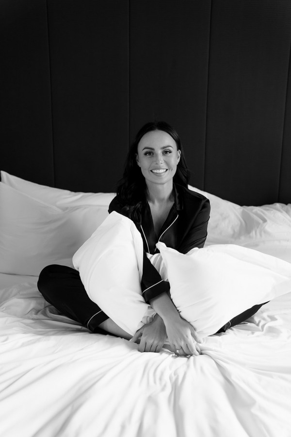 Нежное платье с лепестками в сказочной свадьбе