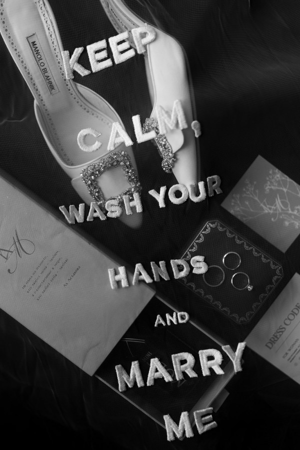 Нежное платье с лепестками в сказочной свадьбе