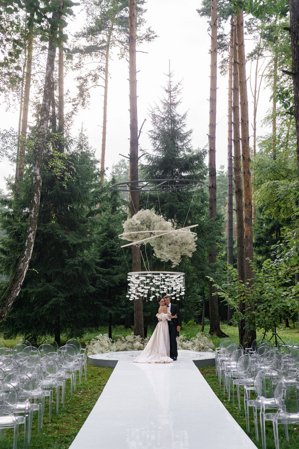 Нежное платье с лепестками в сказочной свадьбе
