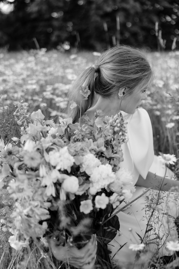 Летняя свадьба для двоих посреди цветущего поля