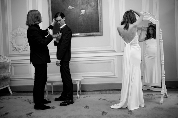 Стильные черно-белые кадры из загса