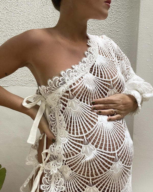 5 универсальных образов на свадьбу для беременных