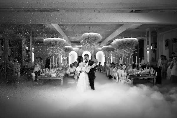 Нежное платье с лепестками в сказочной свадьбе