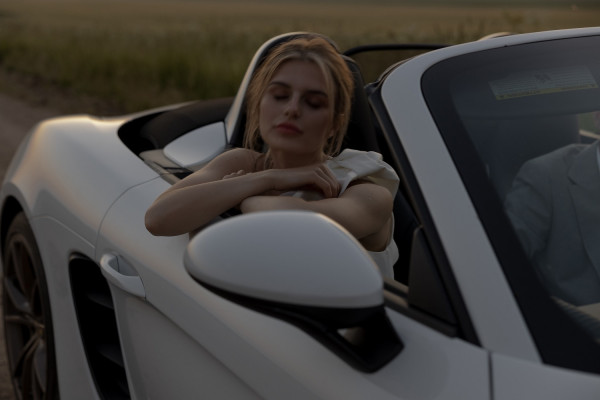 Летняя свадьба для двоих посреди цветущего поля