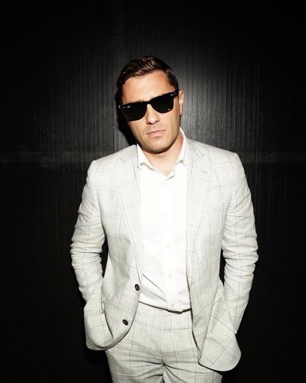 Ведущие Олег Савельев