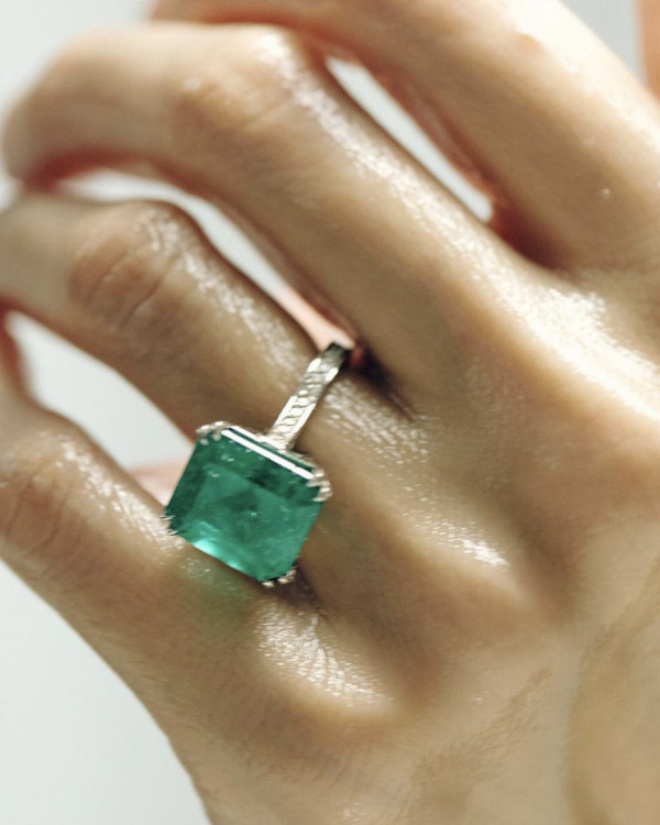 Новый тренд — помолвочные кольца с большими