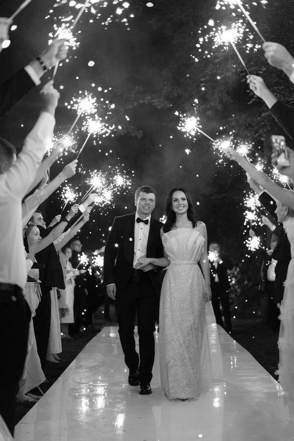 Нежное платье с лепестками в сказочной свадьбе