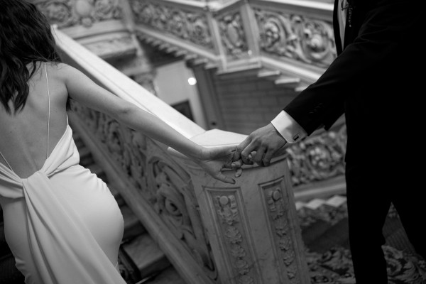 Стильные черно-белые кадры из загса