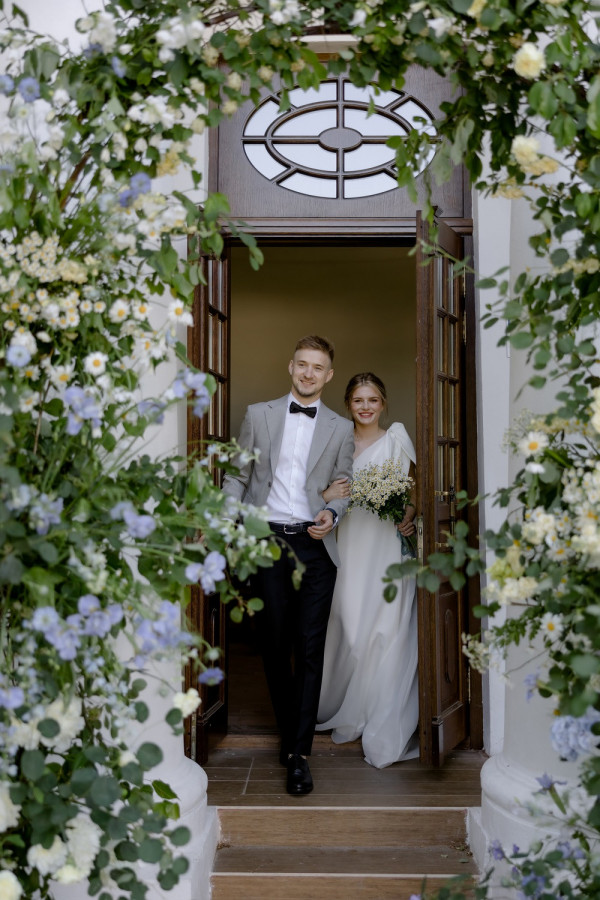 Летняя свадьба для двоих посреди цветущего поля