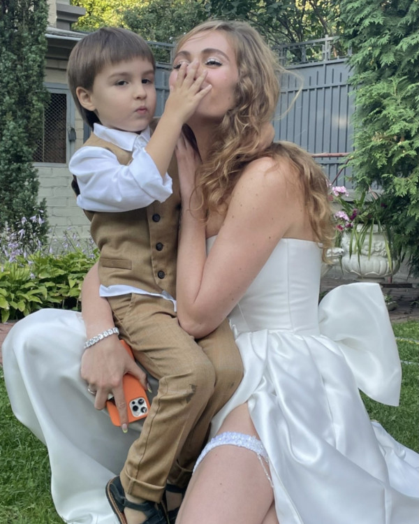 Первые кадры со свадьбы певицы Луны