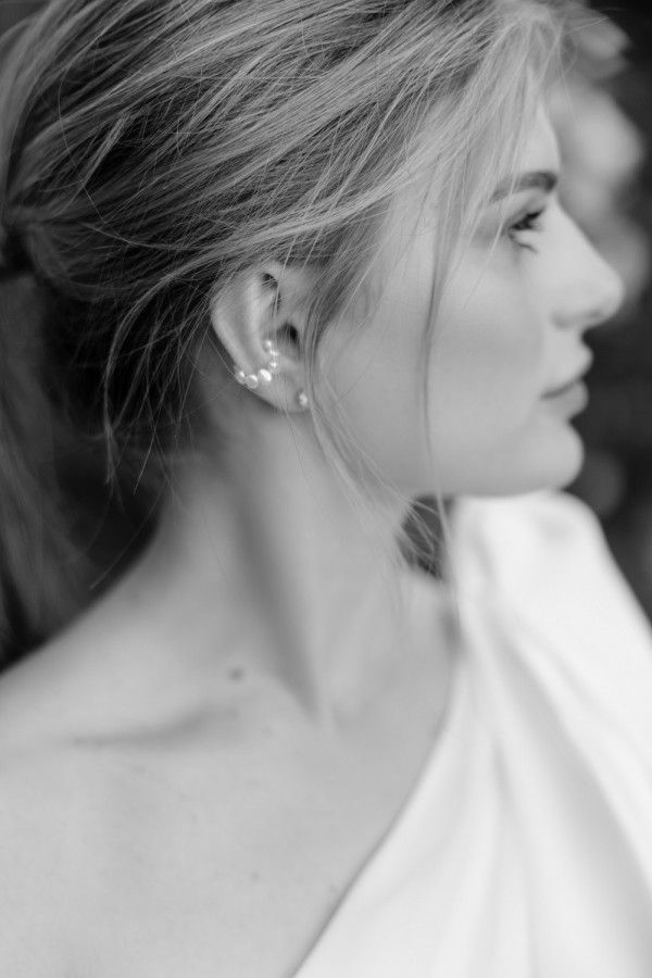 Летняя свадьба для двоих посреди цветущего поля