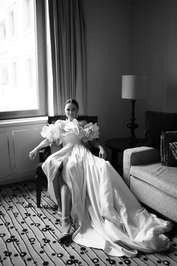 Нежное платье с лепестками в сказочной свадьбе