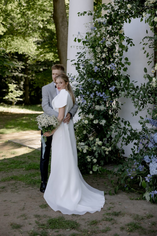 Летняя свадьба для двоих посреди цветущего поля