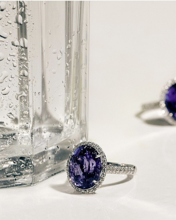 Новый тренд — помолвочные кольца с большими