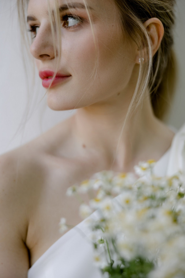 Летняя свадьба для двоих посреди цветущего поля