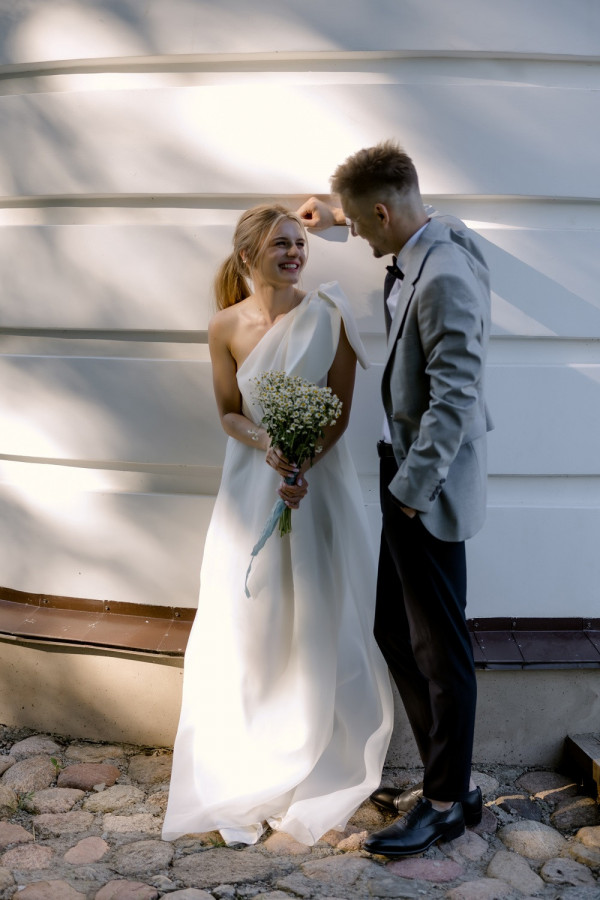 Летняя свадьба для двоих посреди цветущего поля