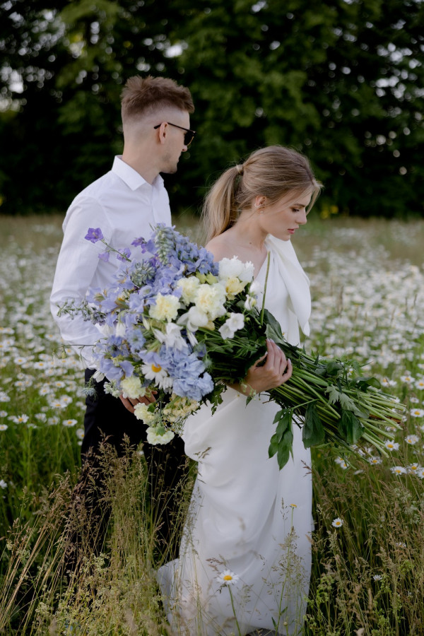 Летняя свадьба для двоих посреди цветущего поля