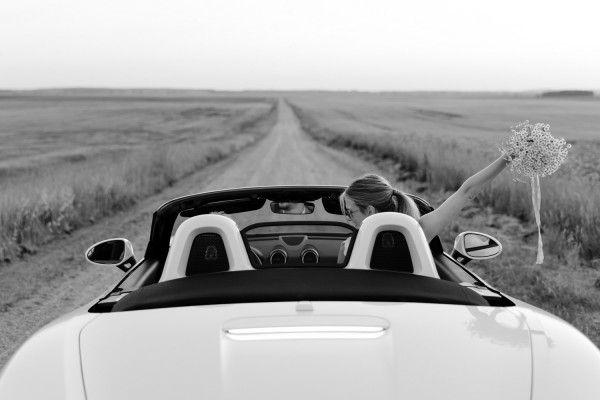 Летняя свадьба для двоих посреди цветущего поля