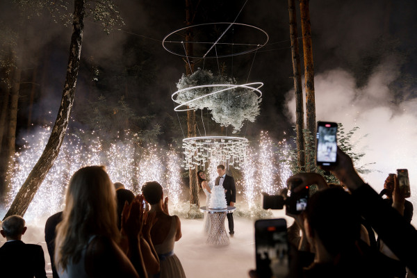 Нежное платье с лепестками в сказочной свадьбе