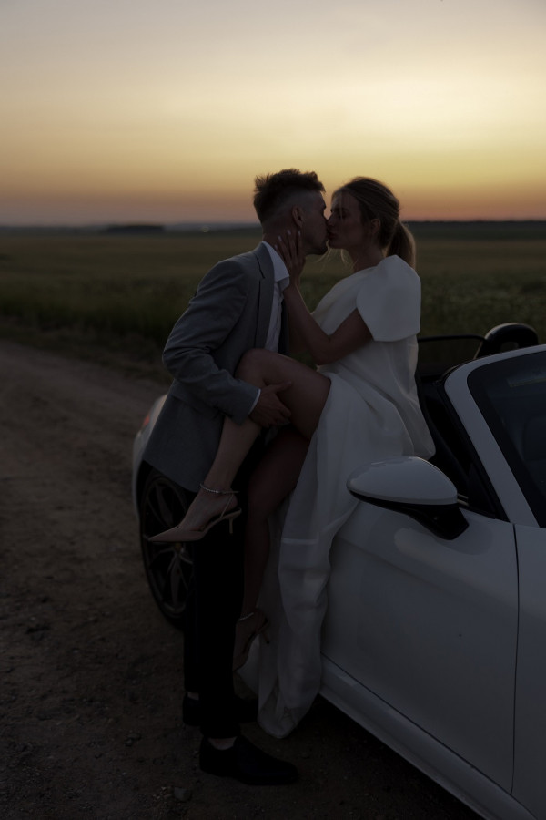 Летняя свадьба для двоих посреди цветущего поля