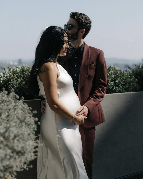 5 универсальных образов на свадьбу для беременных