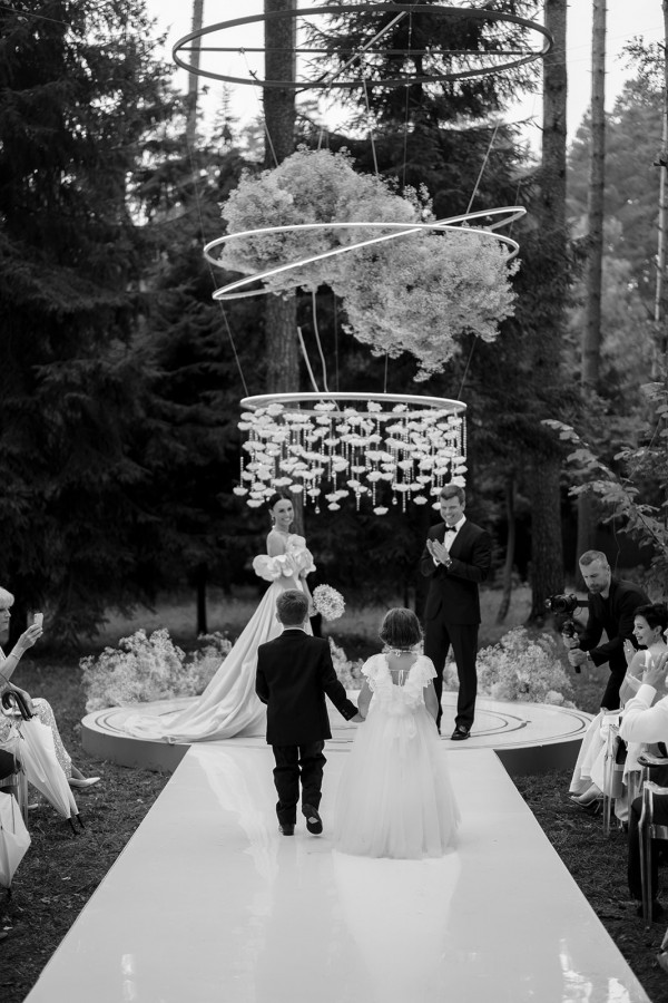 Нежное платье с лепестками в сказочной свадьбе