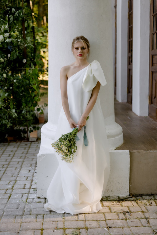 Летняя свадьба для двоих посреди цветущего поля