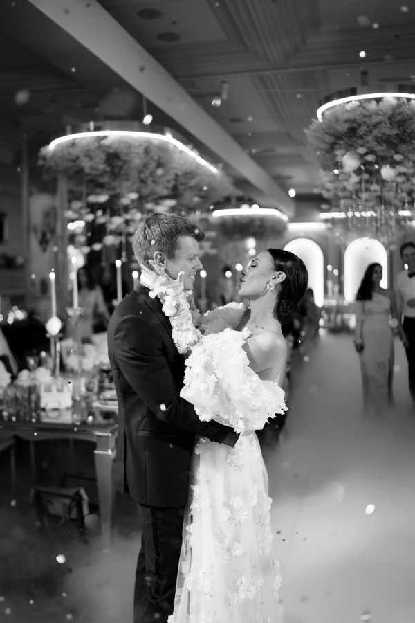 Нежное платье с лепестками в сказочной свадьбе