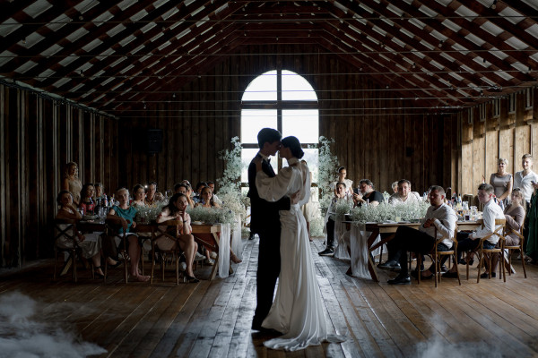 Из города на природу: свадебный ужин в