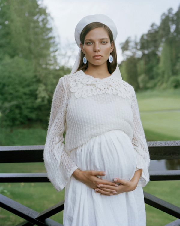 5 универсальных образов на свадьбу для беременных