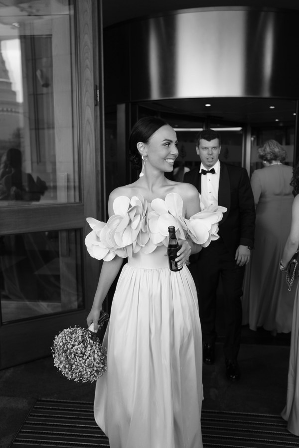 Нежное платье с лепестками в сказочной свадьбе