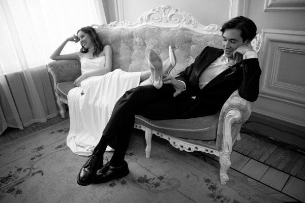 Стильные черно-белые кадры из загса