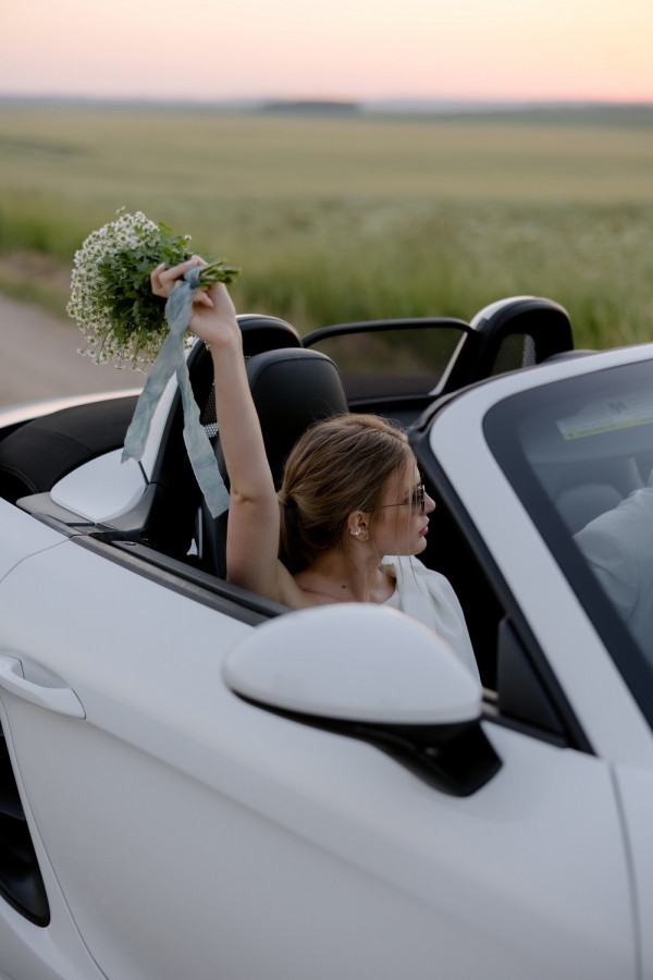 Летняя свадьба для двоих посреди цветущего поля