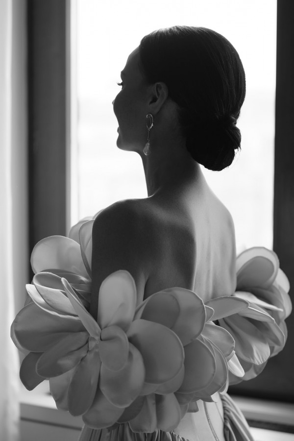 Нежное платье с лепестками в сказочной свадьбе