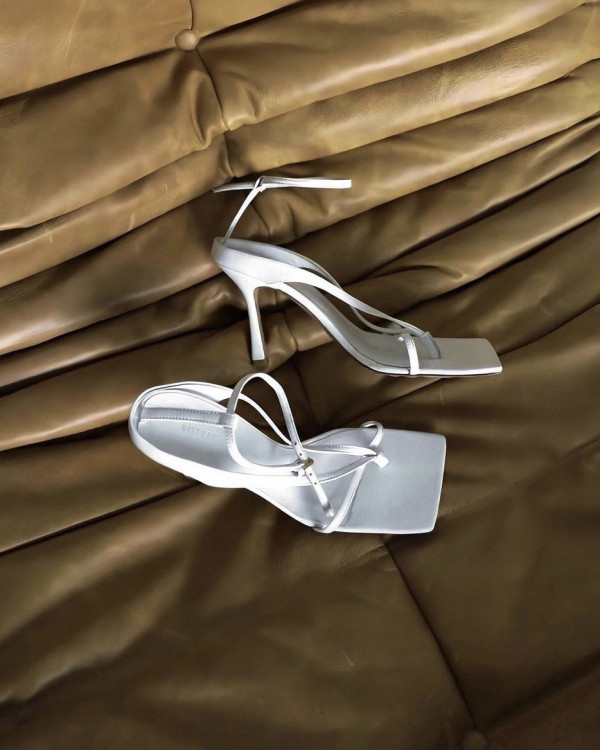 Где искать идеальные белые босоножки, если нужно