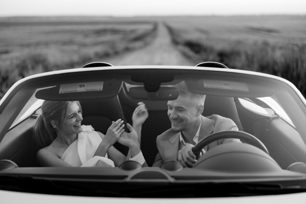 Летняя свадьба для двоих посреди цветущего поля