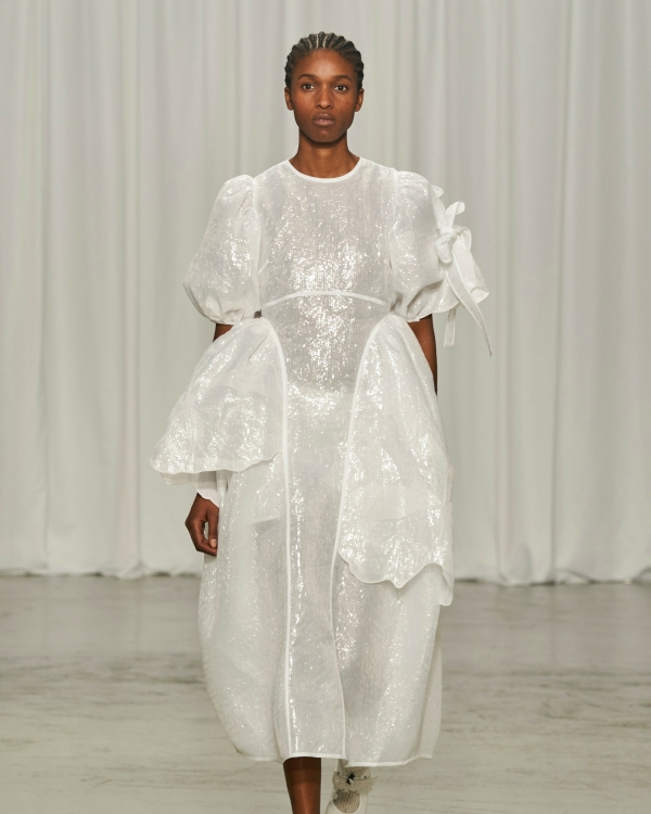 Идеи нарядов для невест с осенних показов