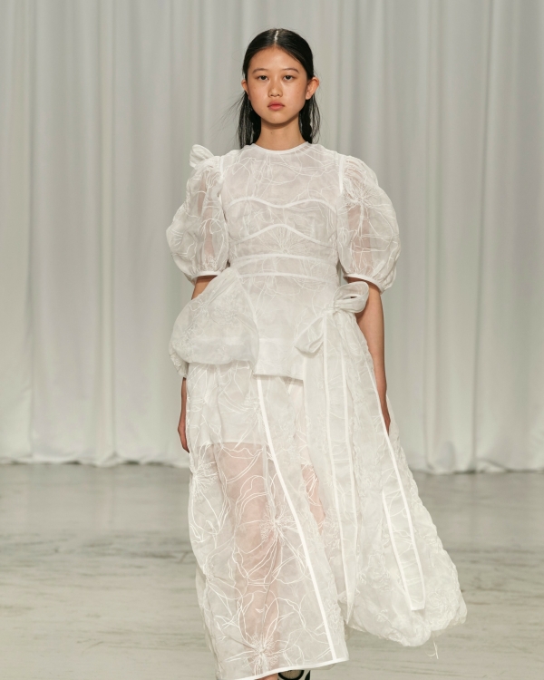 Идеи нарядов для невест с осенних показов