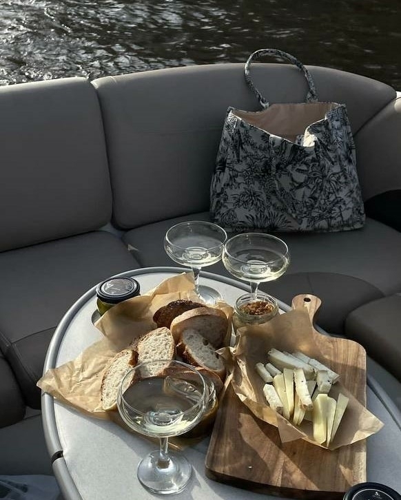 Как отметить девичник в Питере?