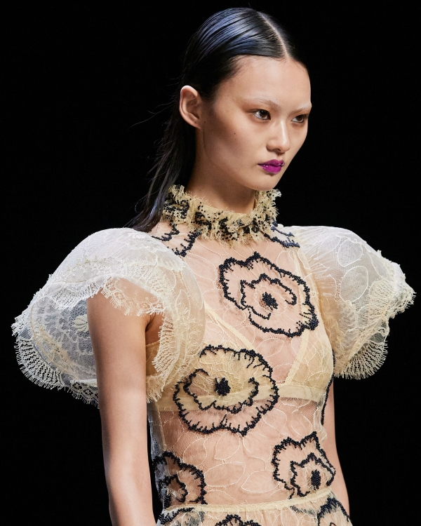 Идеи нарядов для невест с осенних показов