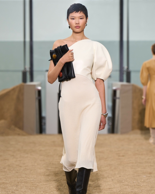 Идеи нарядов для невест с осенних показов