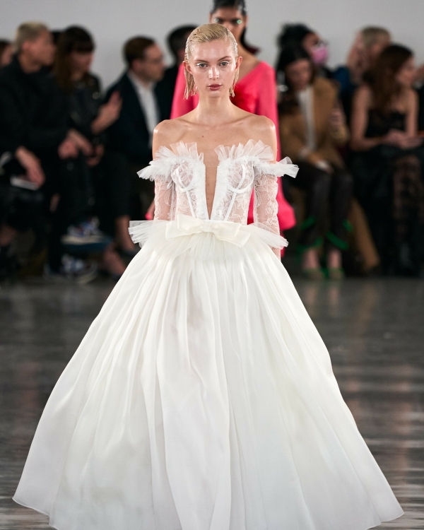 Идеи нарядов для невест с осенних показов