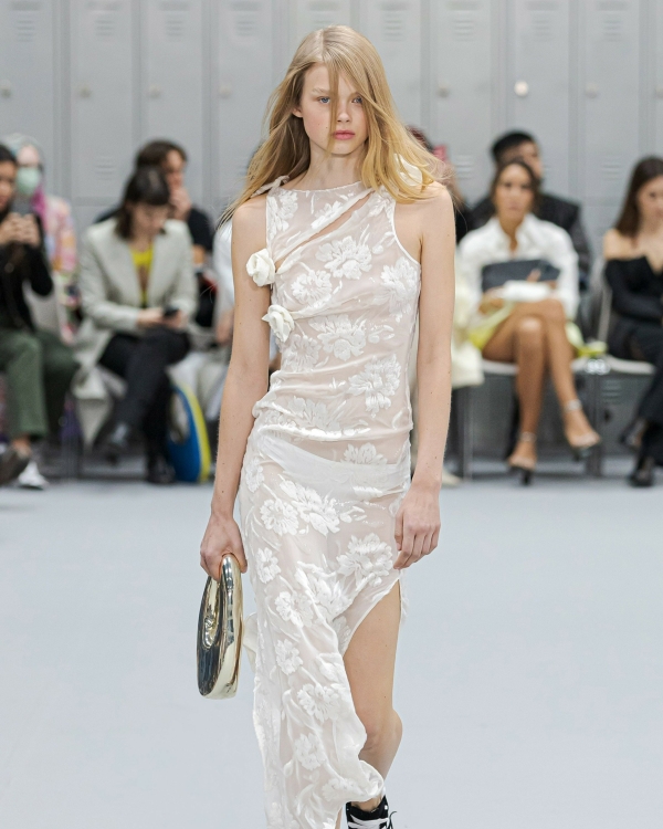 Идеи нарядов для невест с осенних показов