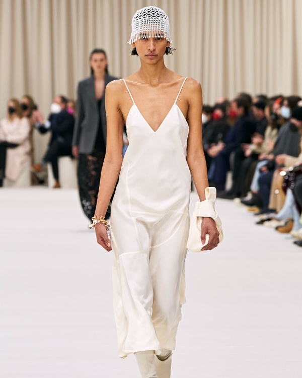 Идеи нарядов для невест с осенних показов