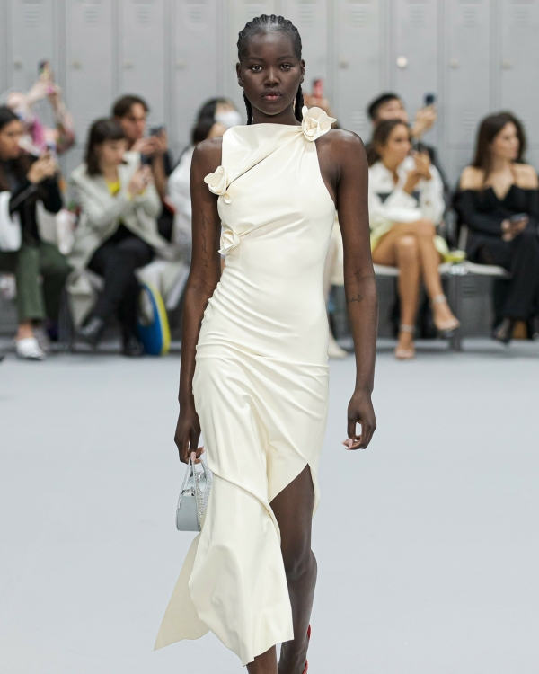 Идеи нарядов для невест с осенних показов