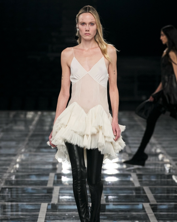 Идеи нарядов для невест с осенних показов