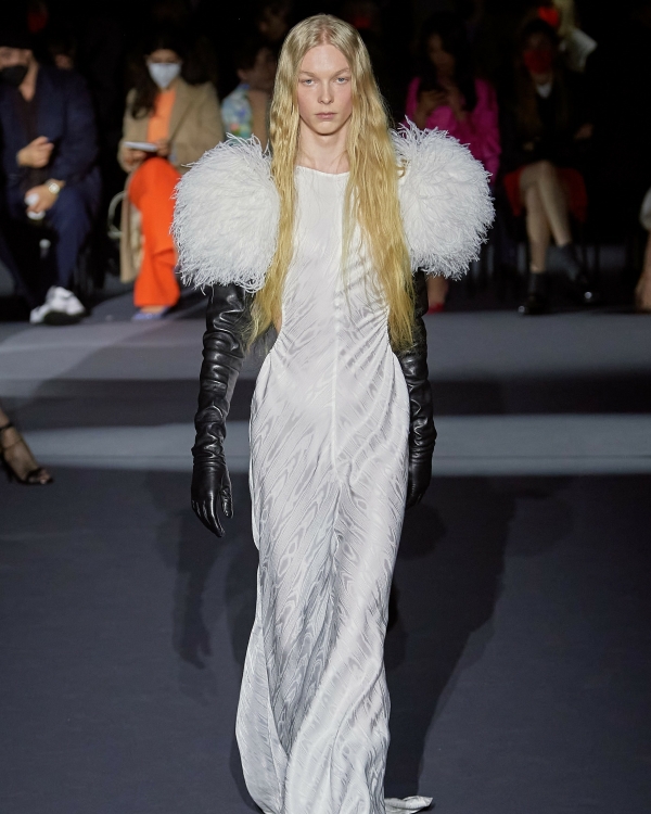 Идеи нарядов для невест с осенних показов