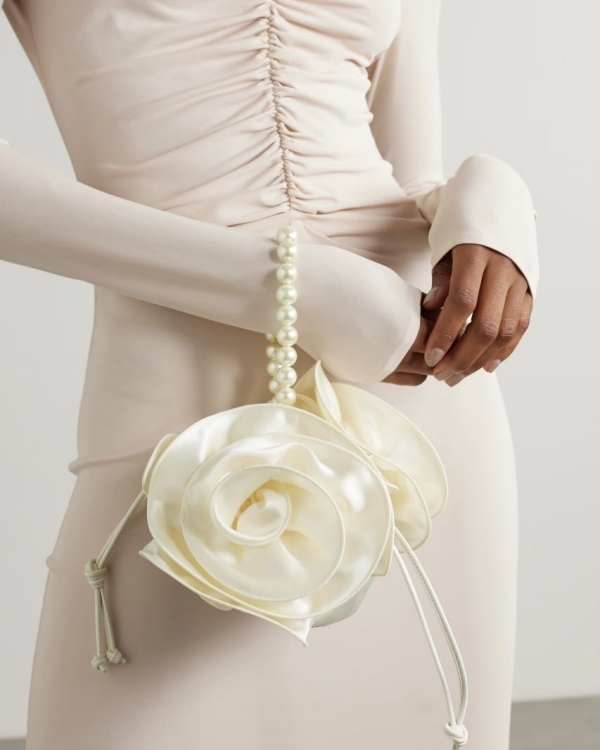 Вместо букета: цветы в свадебном образе