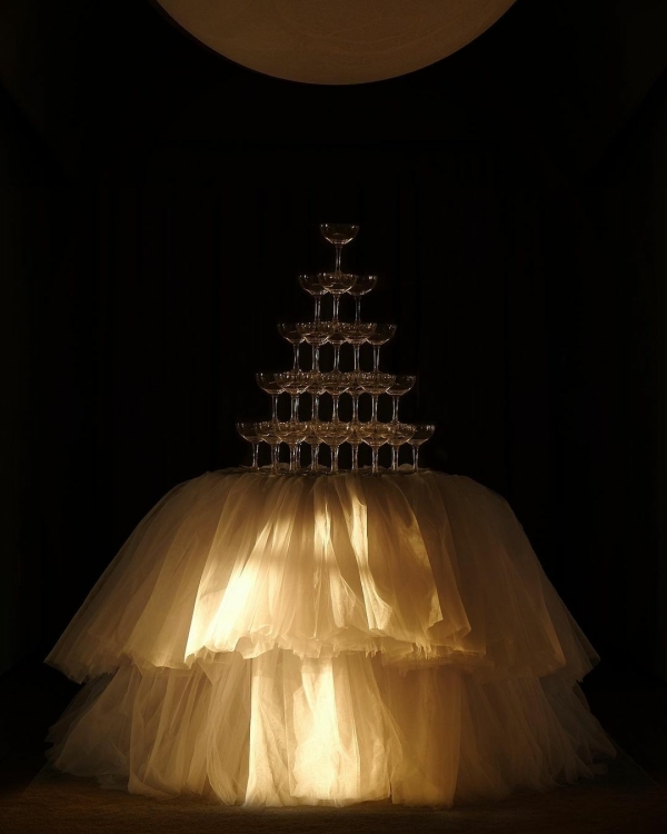 Стильные идеи для пирамиды шампанского