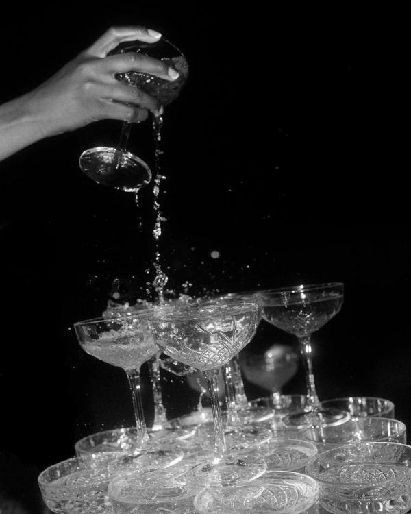 Стильные идеи для пирамиды шампанского